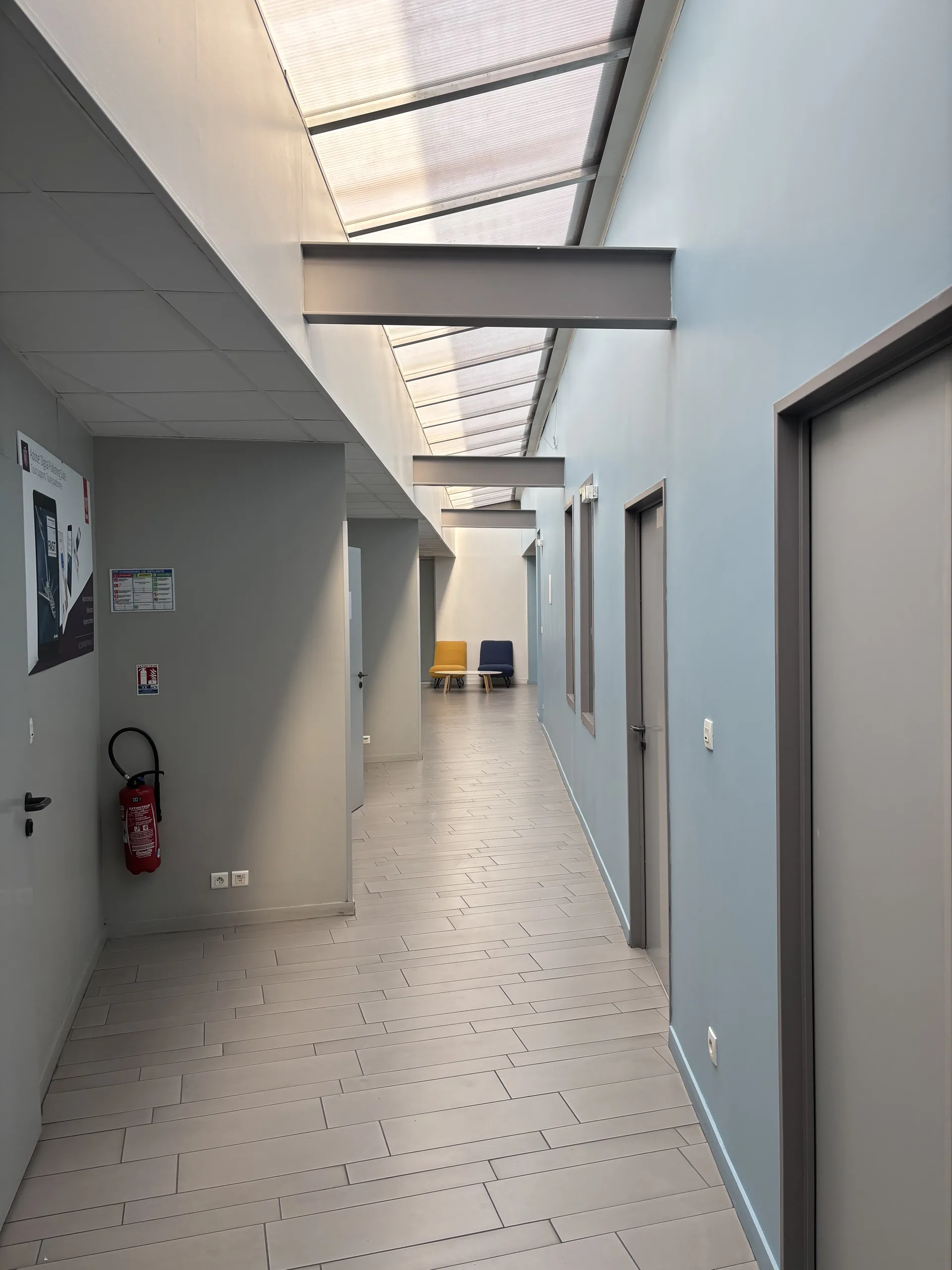 Couloir lumineux avec verrière zénithale et espaces de détente, bâtiment Galilée, Lormont