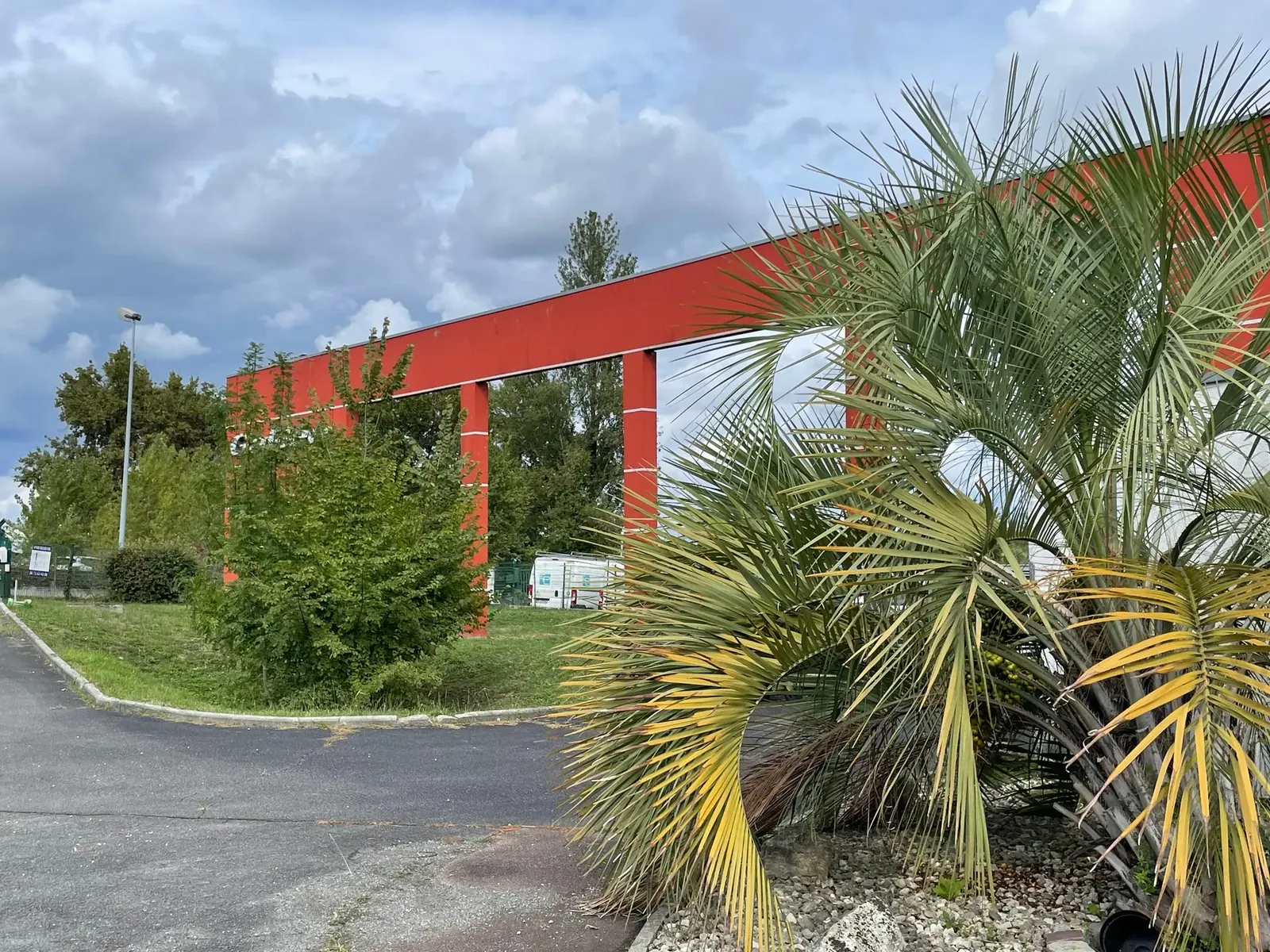 Environnement végétalisé et palmiers autour du bâtiment Galilée, Lormont