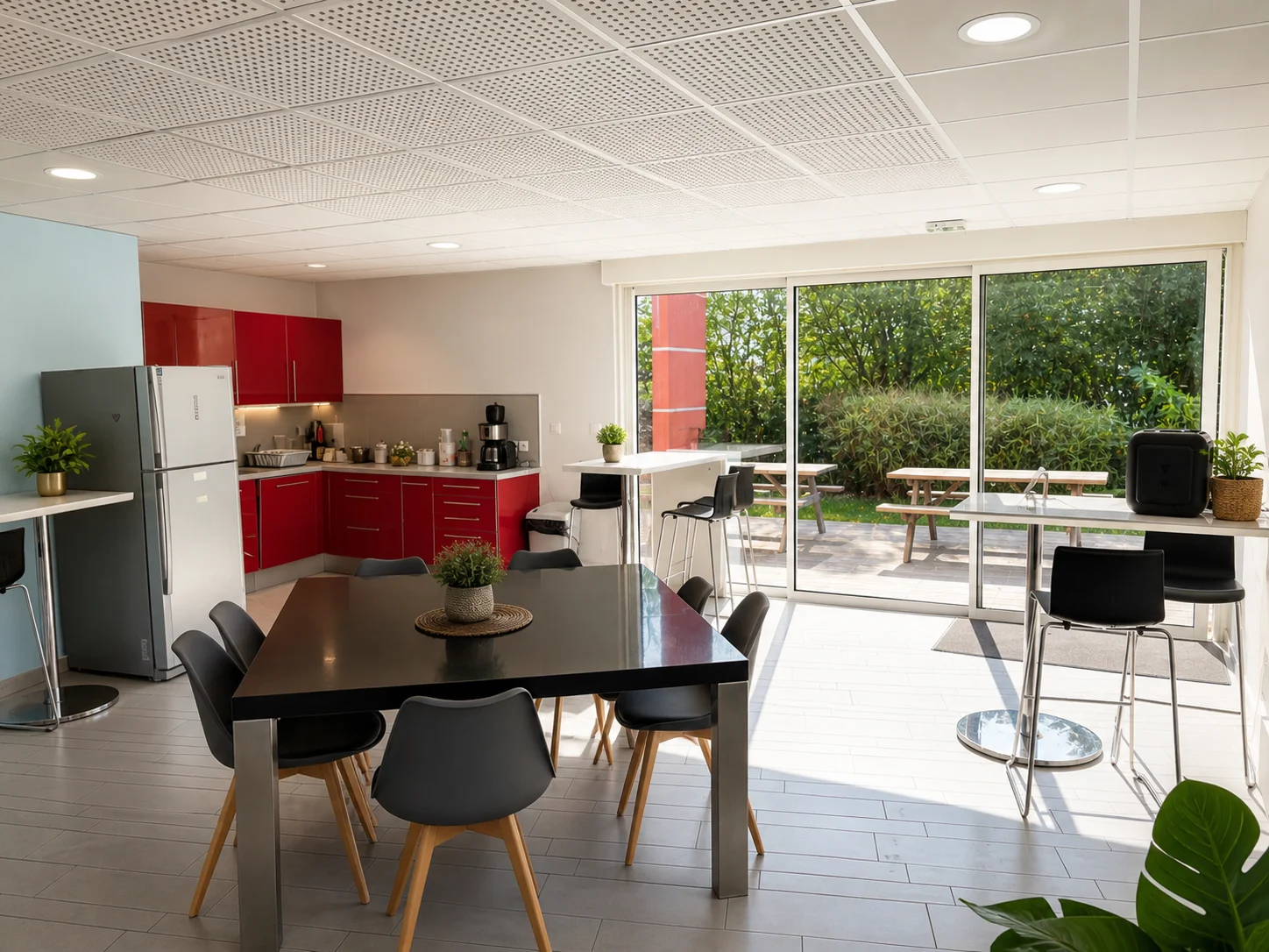 Cuisine commune équipée du bâtiment Galilée – réfrigérateur, plan de travail, vue terrasse