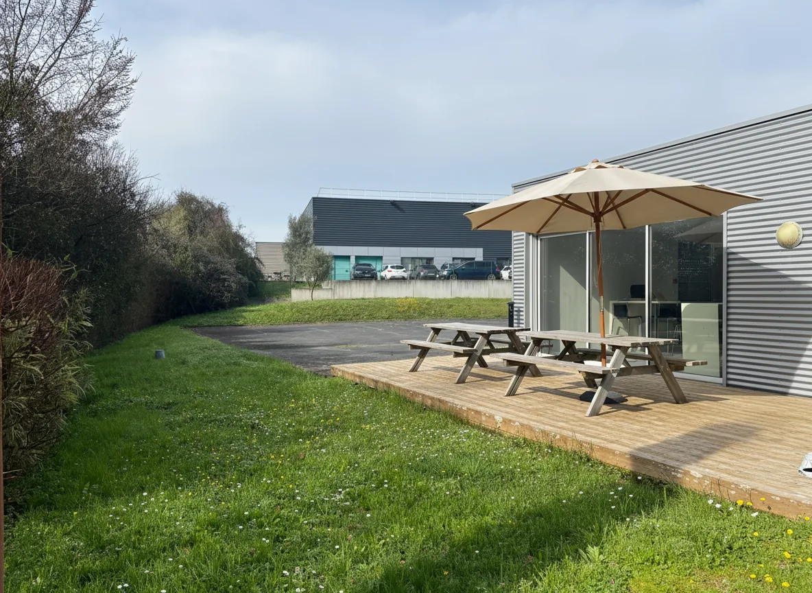 Terrasse et espaces extérieurs végétalisés du bâtiment Galilée, Lormont